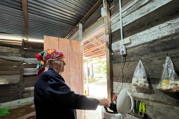 Nenek Rusmini, salah satu warga Lubuk Linggau Selatan, Provinsi Sumatera Selatan, kini dapat menggunakan peralatan elektronik sendiri semenjak rumahnya mendapatkan bantuan penyambungan listrik secara gratis dari program Light Up The Dream PLN.