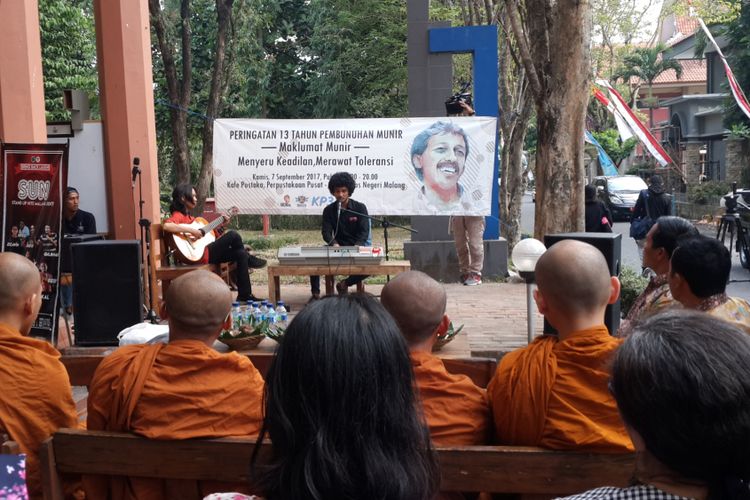 Penampilan musik dalam memperingati 13 tahun kematian Munir Said Thalib di Kafe Pustaka, Universitas Negeri Malang (UM), Kamis (7/9/2017)
