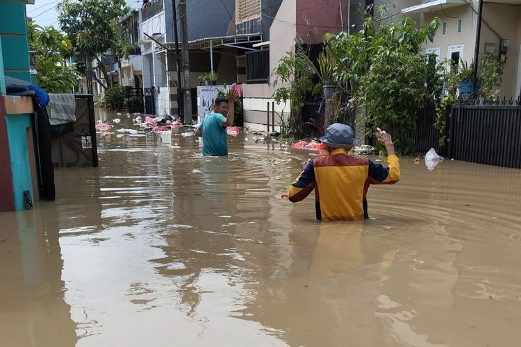 Situasi banjir di Perumahan Duren Jaya, Kelurahan Duren Jaya, Bekasi Timur, Selasa (4/3/2025). ISPA menjadi penyakit yang berisiko merebak pascabanjir. Gejala ISPA yang umum harus diwasapdai meliputi batuk dan demam.