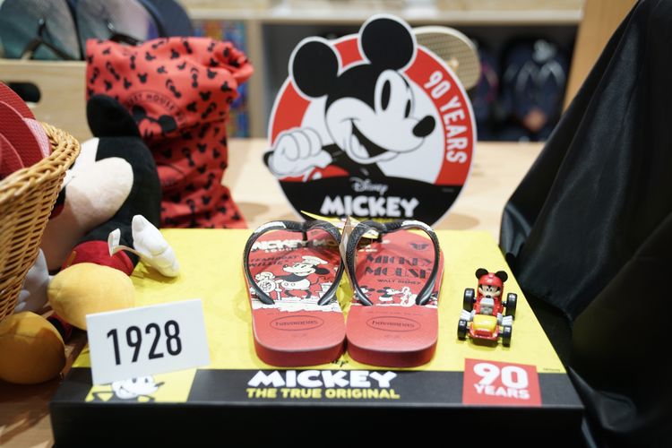 Koleksi spesial Havaianas Mickey Mouse 90th.