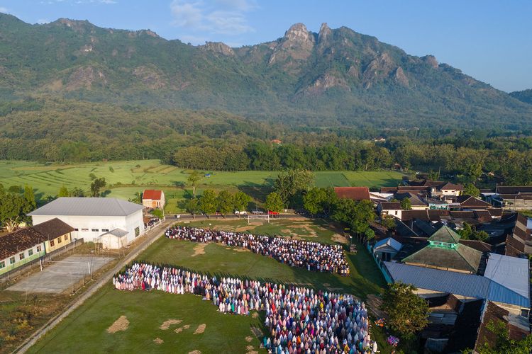 Shalat Idul Adha di Lapangan Krumpyung, Desa Kepatihan, Kecamatan Selogiri, Wonogiri, Jawa Tengah dengan panorama Gunung Api Purba Gajah Mungkur (27/5/2026).