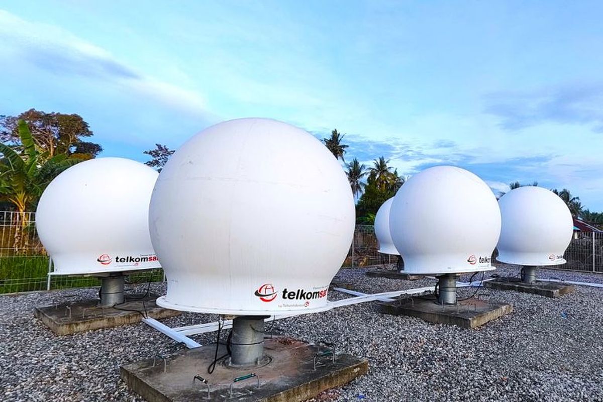 Community Gateway Merauke yang diresmikan pada Desember 2025 sebagai gateway satelit pertama di Indonesia dan Asia Tenggara. 