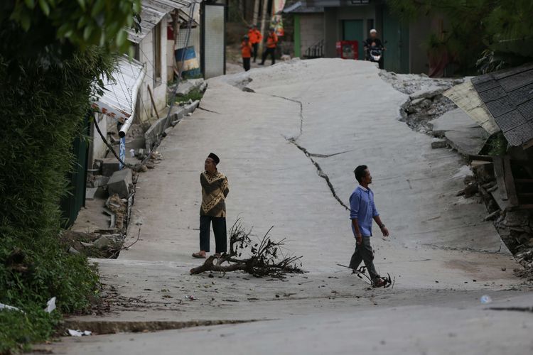 Kondisi kerusakan jalan akibat pergeseran tanah di Kampung Curug, Desa Bojong Koneng, Kecamatan Babakan Madang, Kabupaten Bogor, Jawa Barat, Senin (19/9/2022). Badan Penanggulangan Bencana Daerah (BPBD) setempat mencatat, 71 unit rumah mengalami kerusakan dan 116 orang mengungsi.