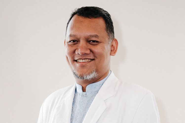 Kombinasi ekstrak herbal berupa kunyit dan sambiloto dengan lantunan ayat Al-Qur'an memiliki potensi untuk melawan infeksi bakteri penyebab demam tifoid.
Kombinasi tersebut ditemukan oleh lulusan Universitas Indonesia (UI) dari Fakultas Farmasi (FF), Dr. dr. Agus Rahmadi. Penelitian terhadap Salmonella typhi (S. typhi), bakteri penyebab demam tifoid ini menunjukkan hasil yang menjanjikan dalam peningkatan efektivitas pengobatan herbal.