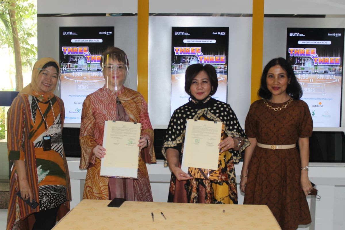 Kepala Cabang Bank BTN  Jakarta Harmoni Iriska, Coporate Secretary Intiland Development Tbk Theresia Rustandi,  Executive Vice President Nonsubsidized Mortgage & Personal Lending Division (NSLD) Bank BTN  Suryanti Agustinar; dan Kepala Kantor Bank BTN Wilayah 2 Jakarta Banten Dewi Fitrianingrum, usai penandatanganan perjanjian kerja sama KPR 3 on 3 Bunga 4,99 person, di Jakarta, Senin (31/8/2020).