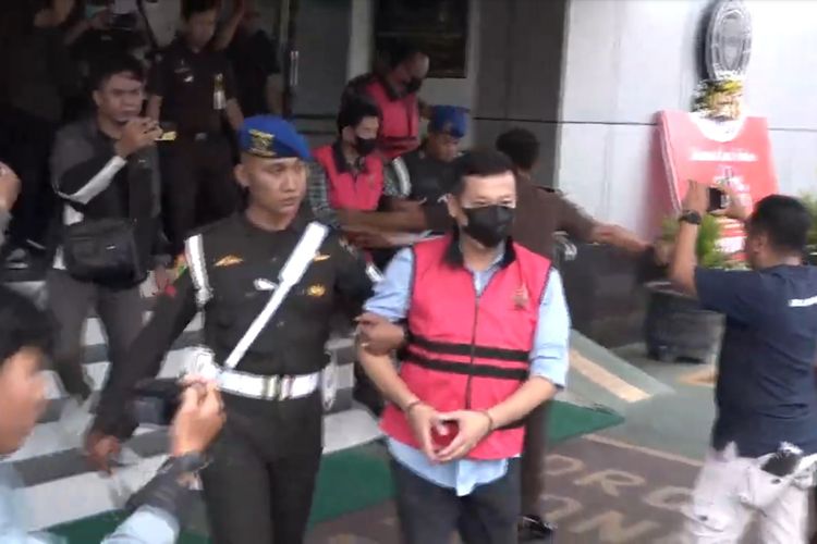 DITAHAN-Tim Penyidik Kejaksaan Negeri Kota Madiun menahan mantan Kepala Kantor ATR/BPN Kota Madiiun, Sudarmadi (64) dan dua pimpinan pegembang perumahan, Sutrisno (58) dan Tomy Iswahyudi (48). Ketiganya ditahan setelah ditetapkan sebagai tersangka kasus mafia tanah bermodus penyalahgunaan prasarana sarana dan utilitas perumahan di Kota Madiun, Jawa Timur, Senin (9/12/2024) sore.