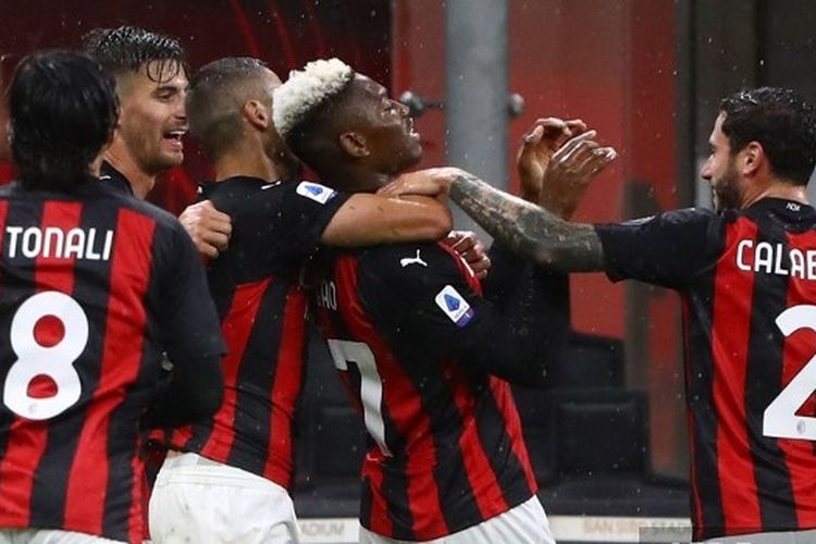 Skuad AC Milan saat merayakan gol ke gawang Spezia pada lanjutan ketiga Liga Italia di Stadion San Siro, Minggu (4/10/2020) malam WIB.