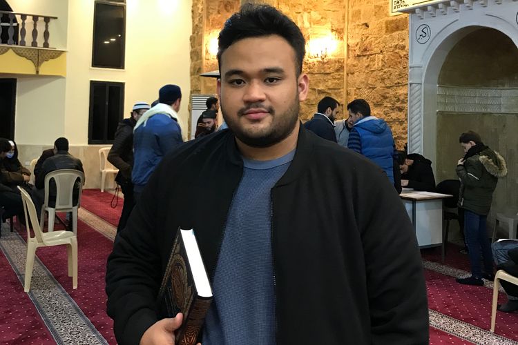 Mahasiswa asal Indonesia, Hamzah Assuudy Lubis saat ini menjalankankan ibadah puasa di Lebanon karena masih menyelesaikan studinya di University of Tripoli, Lebanon.

