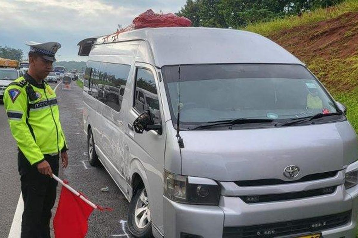 Petugas mengamati kendaraan yang terlibat kecelakaan di Tol Cipali, Senin (15/4/2024). Seorang tewas dalam kecelakaan beruntun yang melibatkan tiga mobil ini.