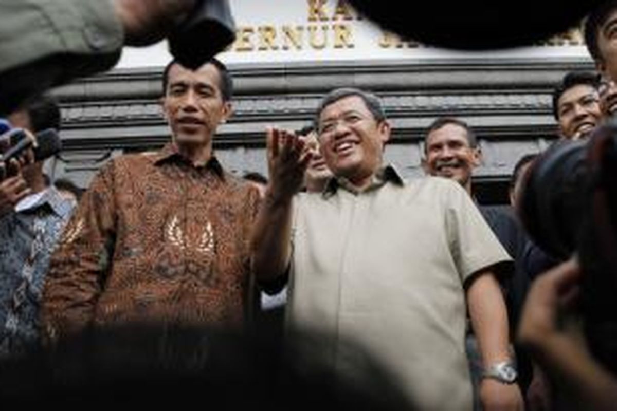 Gubernur Jawa Barat, Ahmad Heryawan (Aher) dan Gubernur DKI Jakarta, Joko Widodo (Jokowi) seusai mengadakan pertemuan tertutup membahas kerjasama kedua provinsi di Gedung Sate, Jalan Diponegoro, Kota Bandung, Rabu (31/10/2012).  