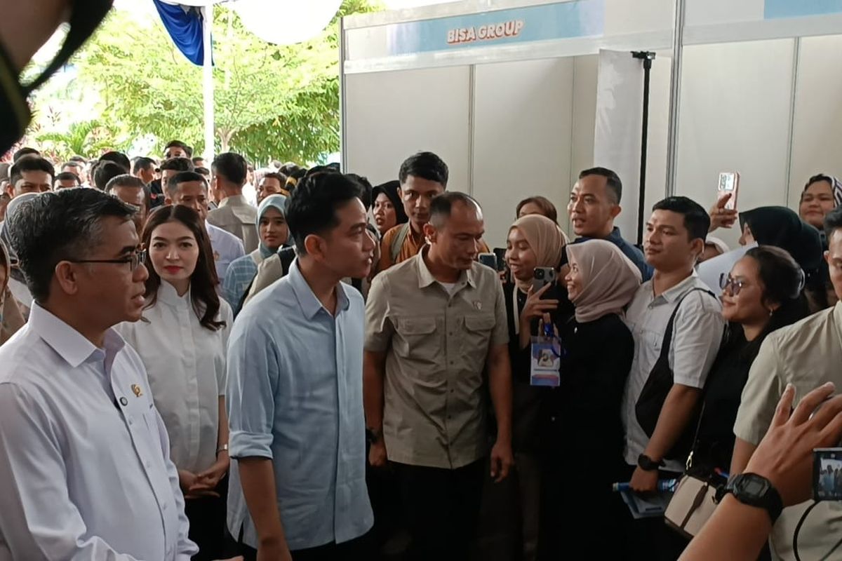 Wakil Presiden Gibran Rakabuming Raka bersama Menteri Ketenagakerjaan Yassierli mendatangi Balai Besar Pelatihan Vokasi dan Produktivitas (BBPVP) di Kota Medan pada Senin (23/12/2024). 