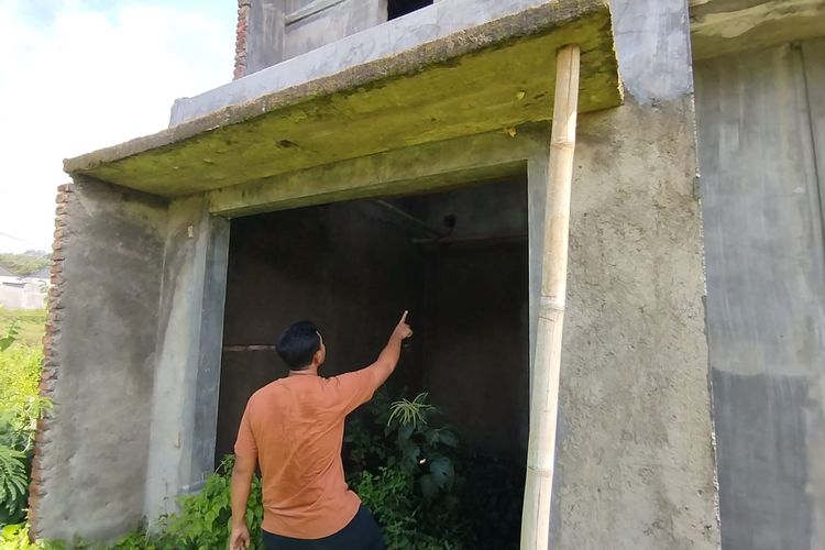 Unit rumah di Perumahan Grand Mutiara, Kecamatan Pakis, Kabupaten Malang yang mangkrak sejak tahun 2021.