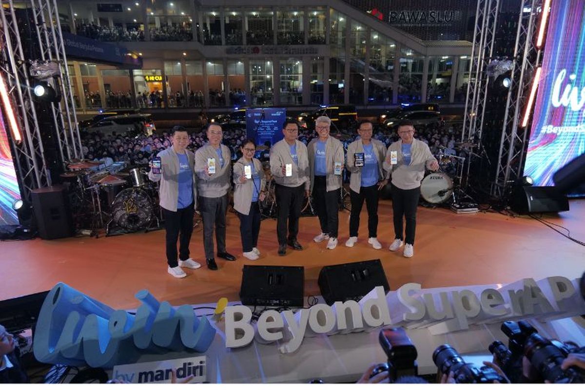 Bank Mandiri menghadirkan kampanye #BeyondSuperAPP di Sarinah, Jakarta Pusat, Jumat (28/6/2024).