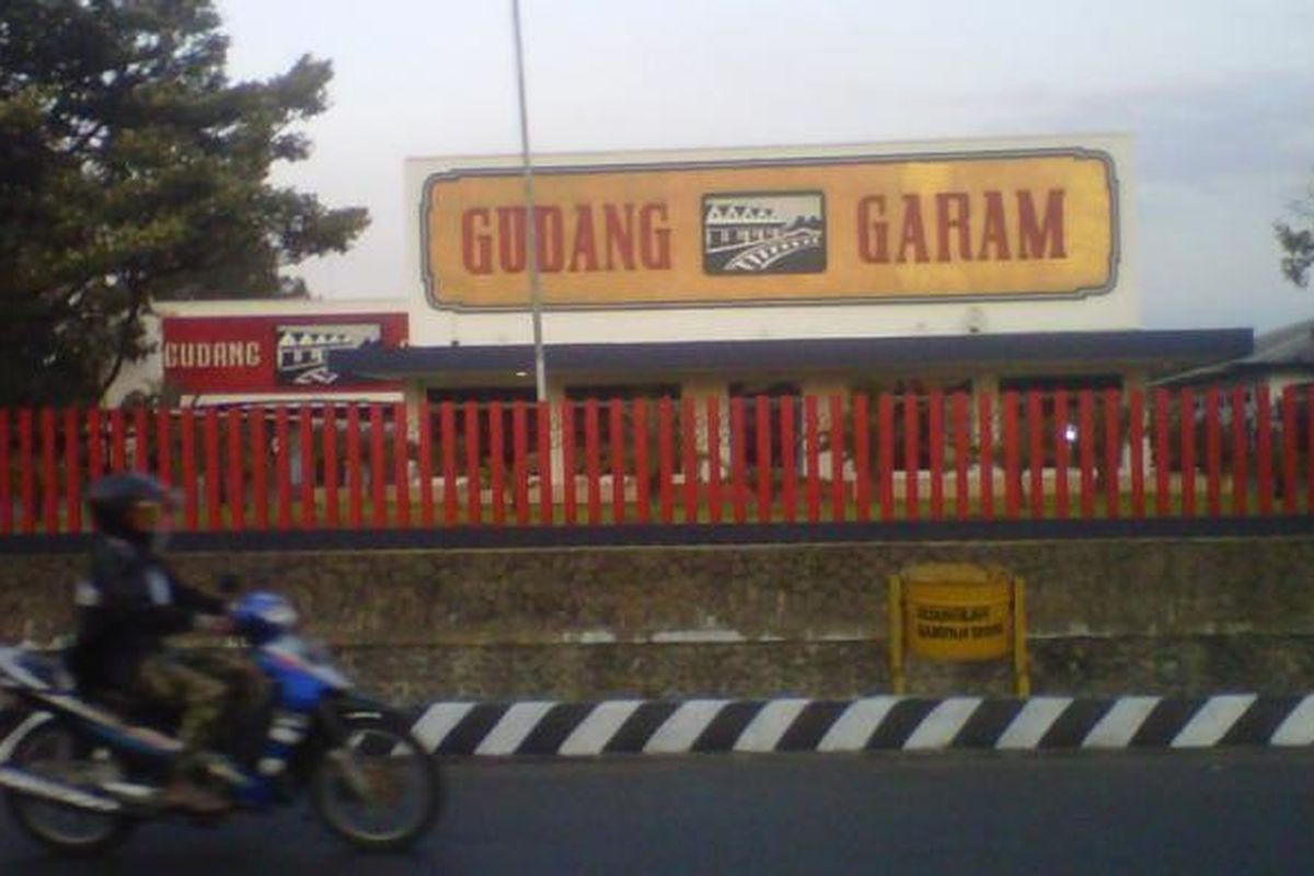 Seorang pengendara motor melintas di kawasan pabrik rokok PT Gudang Garam, Tbk, Kediri, Jawa Timur.