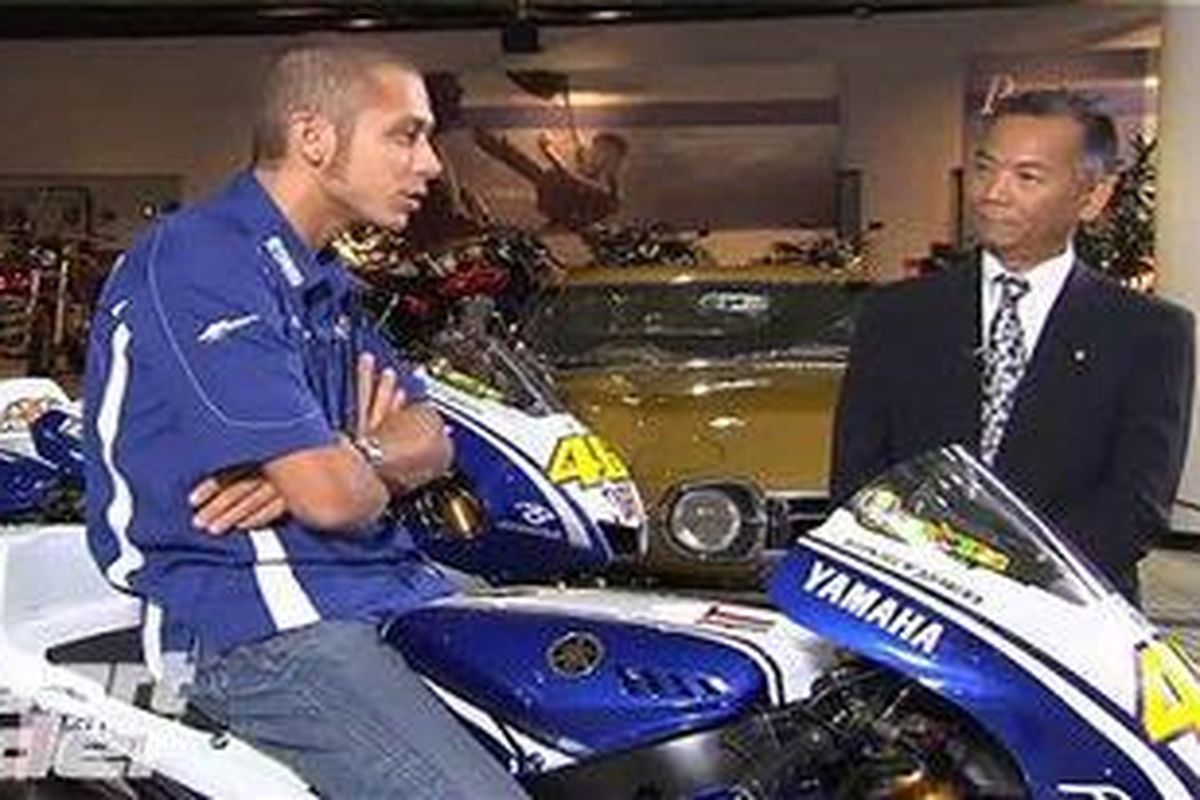 Valentino Rossi (kiri) dan Masao Furusawa, ketika masih sama-sama di Yamaha. Kini, dua orang ini tak bersama Yamaha lagi.