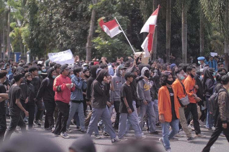 Ratusan massa yang terdiri dari organisasi masyarakat dan mahasiswa menggelar aksi demonstrasi menolak Omnibus Law di Gedung DPRD Kalbar, Kamis (8/10/2020). Aksi tersebut berakhir ricuh dan dibubarkan paksa oleh aparat kepolisian.