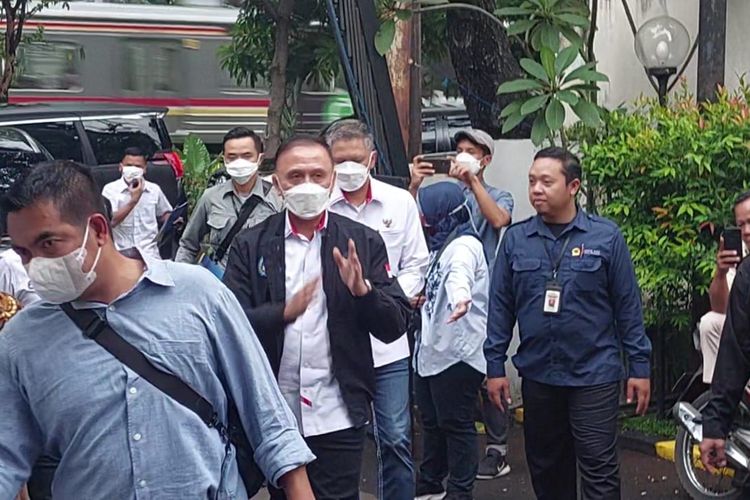 Ketua Umum PSSI Mochamad Iriawan (Iwan Bule) saat tiba di Kantor Komnas HAM Jalan Latuharhary Nomor 4B Jakarta Pusat, Kamis (13/10/2022). Iwan datang ke Kantor Komnas HAM terkait permintaan keterangan dari tragedi kemanusiaan di Stadion Kanjuruhan Malang, Jawa Timur, Sabtu (1/10/2022).