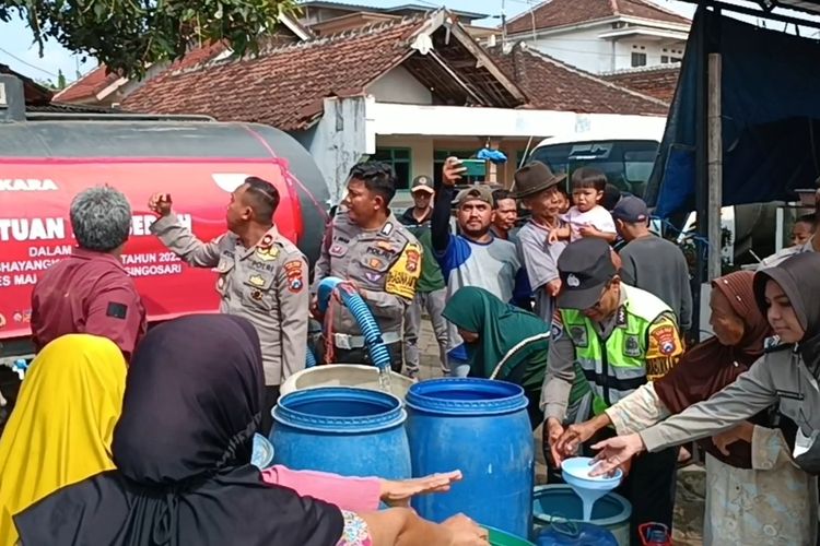 Warga Dusun Krajan, Desa Dengkol, Kecamatan Singosari, Kabupaten Malang mengantri pasokan air, Jum'at (30/6/2023).