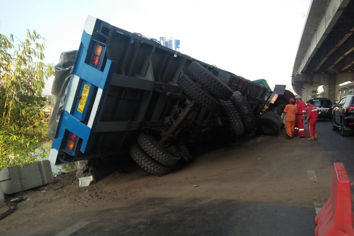 Truk bermuatan pelat besi seberat 60 ton terguling di KM 14 Tol Jakarta-Cikampek, Selasa (22/10/2019).