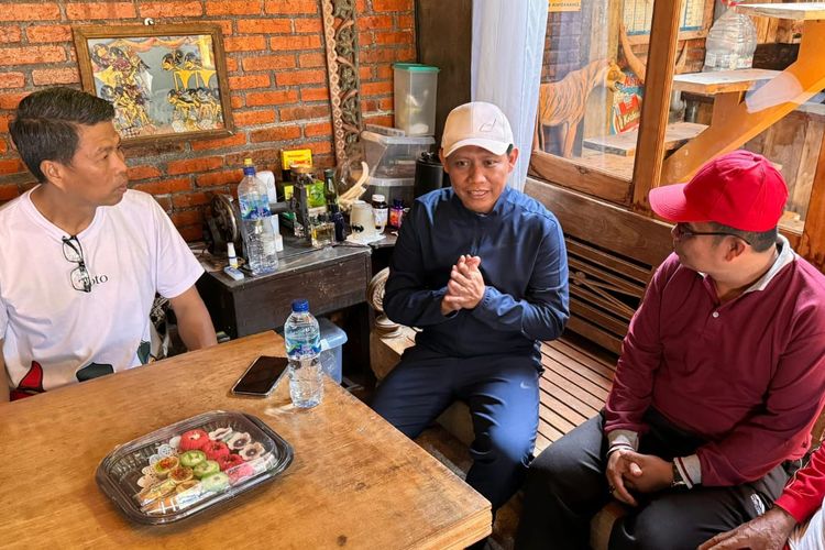 M Nawawi (tengah), caleg terpilih dari PKB, tidak mengikuti pelantikan DPRD Kota Pasuruan karena memilih menjadi bakal calon wakil wali kota Pasuruan pada Pilkada 2024. Tampak M Nawawi sedang berbincang, Jumat (30/8/2024).