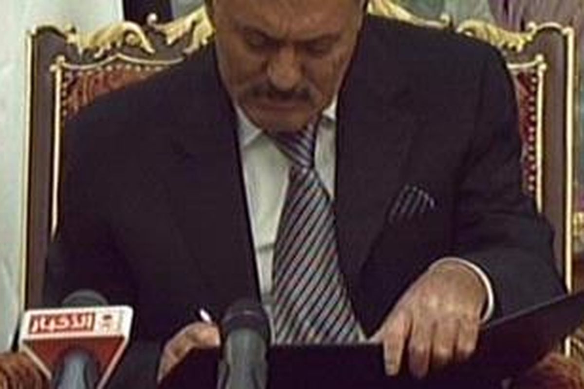 Presiden Yaman Ali Abdullah Saleh menandatangi kesepakatan dengan Dewan Kerja Sama Teluk untuk mundur di Riyadh, Arab Saudi, Rabu (23/11/2011).