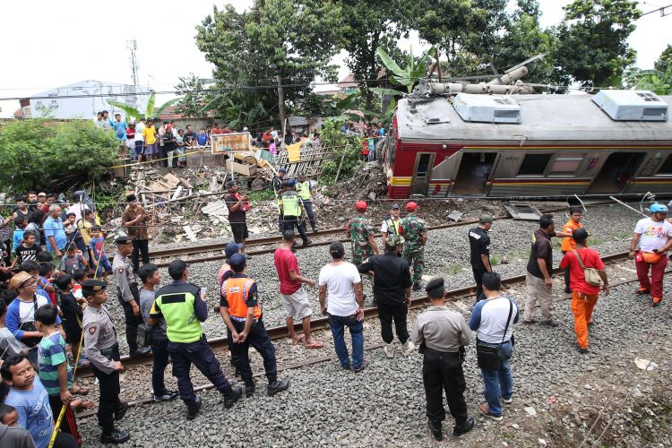 Berita Foto Kondisi Krl Anjlok Di Bogor