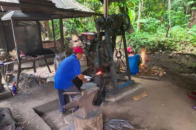 Abbas (77) sedang membuat dodos untuk panen buah sawit di tempat kerjanya di Rumbio Jaya Steel di Desa Terarak, Kecamatan Rumbio Jaya, Kabupaten Kampar, Riau, Selasa (10/11/2020).