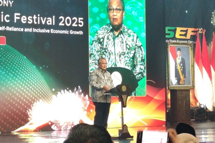 Gubernur Bank Indonesia Perry Warjiyo saat membuka Indonesia Indonesia Sharia Economic Festival (ISEF) 2025 di JiExpo, Kemayoran, Jakarta, Rabu (8/10/2025). 