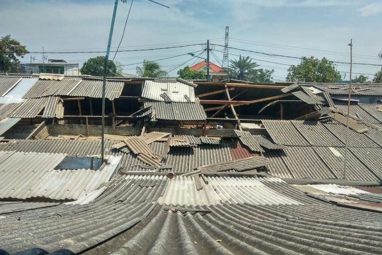 Rumah warga rusak akibat angin kencang yang menerjang perumahan Dinas Kebersihan 