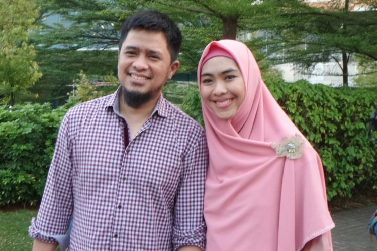 Artis peran Oki Setiana Dewi bersama sang suami, Ory Vitrio saat diabadikan di kawasan Bintaro, Tangerang Selatan, belum lama ini.