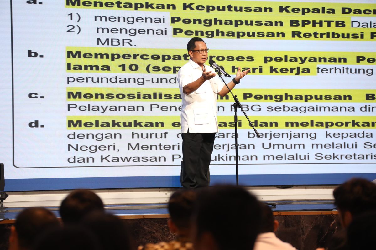 Menteri Dalam Negeri (Mendagri) Muhammad Tito Karnavian saat memberikan sambutan dalam acara Sosialisasi Kredit Program Perumahan di Universitas HKBP Nommensen (UHN), Kota Medan, Sumatera Utara (Sumut), Jumat (10/10/2025).