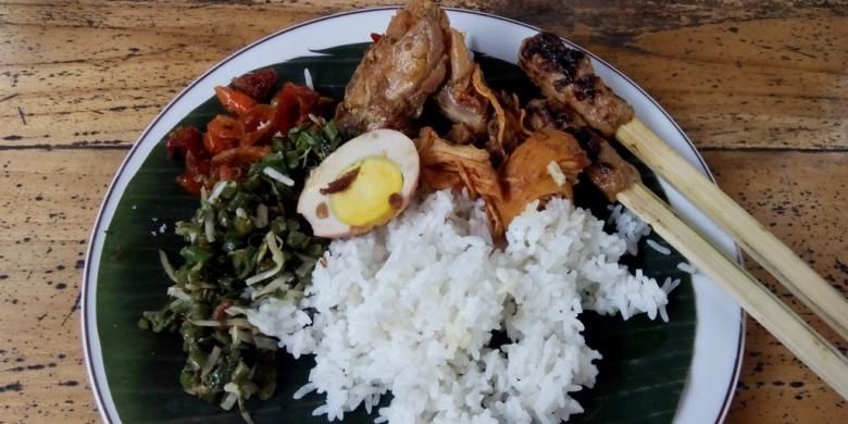 Menu Nasi Ayam di Nasi Ayam Kedewatan Ibu Mangku, Ubud, Gianyar, Bali. 