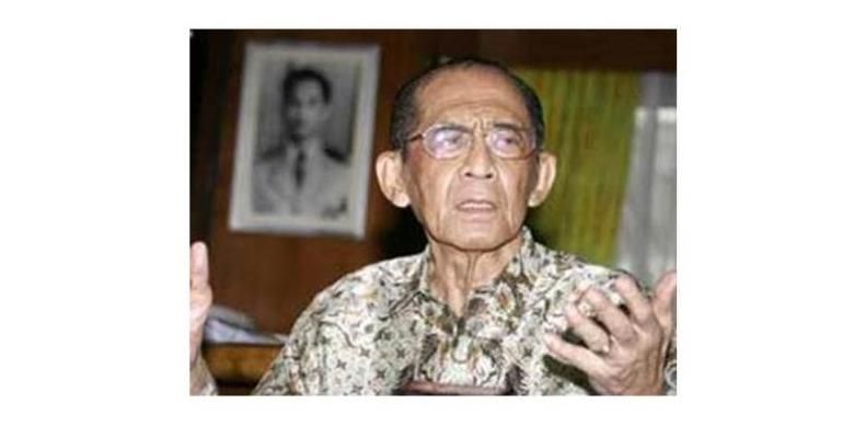 Pendiri Petisi 50 yang juga mantan Gubenur DKI Jakarta Ali Sadikin saat berada di rumahnya (15/5/2007). Ali Sadikin wafat karena sakit, Selasa (20/5), pukul 18.30 di Singapura.
