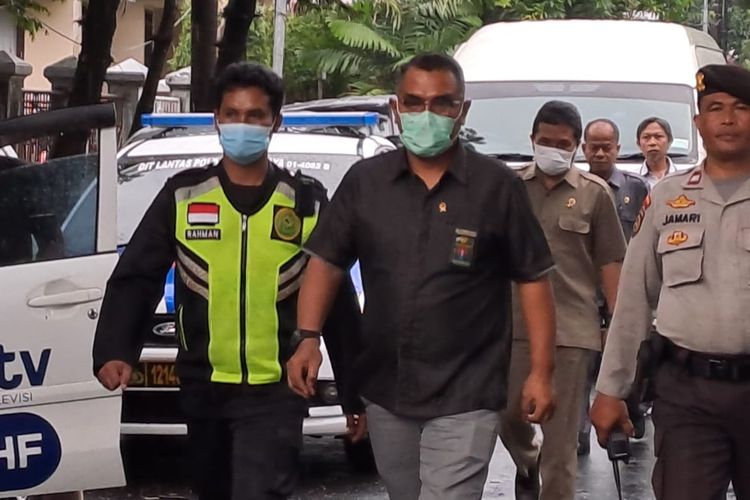 Hakim Ketua di kasus pembunuhan berencana Brigadir J, Wahyu Iman Santoso, tiba di rumah pribadi Ferdy Sambo di Jalan Saguling, Jakarta Selatan, Rabu (4/1/2023). 