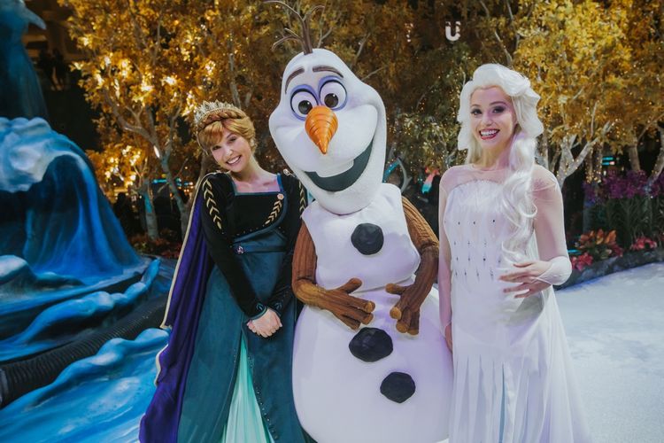 Karakter Frozen II, yakni : Anna, Olaf, dan Elsa yang dapat kamu temui di instalasi Frozen Wonderland, Bandara Changi Singapura
