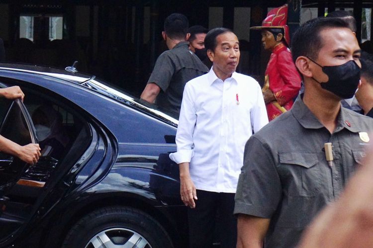 Presiden Joko Widodo Minggu (16/10/2022) saat akan meninggalkan Royal Ambarrukmo, Yogyakarta. Presiden Joko Widodo berkunjung ke Royal Ambarrukmo untuk melihat dan mengecek lokasi yakni pendopo.
