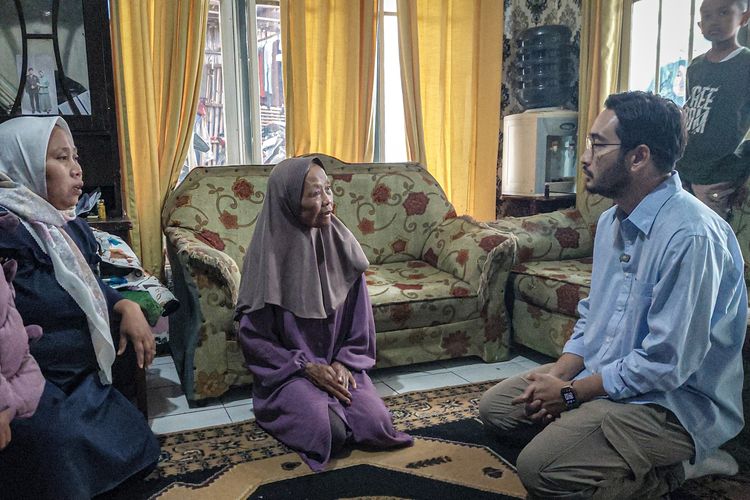 Bupati Jeje Ritchie Ismail mendatangi keluarga Abah Endang di Lembang, Kabupaten Bandung Barat (KBB), Jawa Barat, Sabtu (24/5/2025).