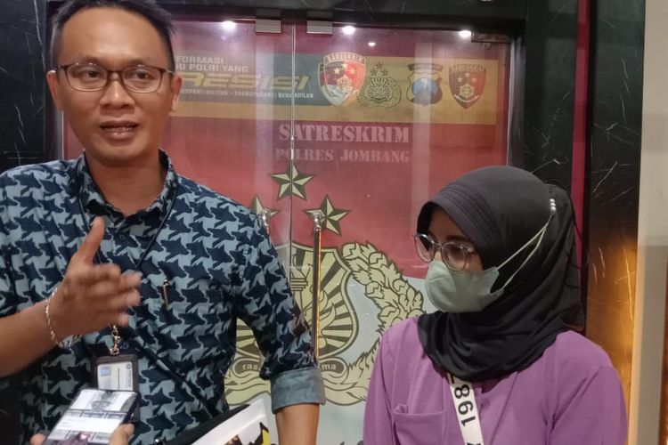 Ortu murid SD didampingi Febri Kurniawan Pikulun, Komnas Perlindungan Anak Jatim sekaligus kuasa hukum korban, usai melaporkan kasus kepala murid SD terkena lemparan kayu saat berada di sekolah, di Mapolres Jombang, Jawa Timur, Rabu (28/9/2023).