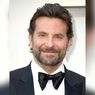 Manis, Bradley Cooper Gandeng Ibunya Hadiri Oscar 2022