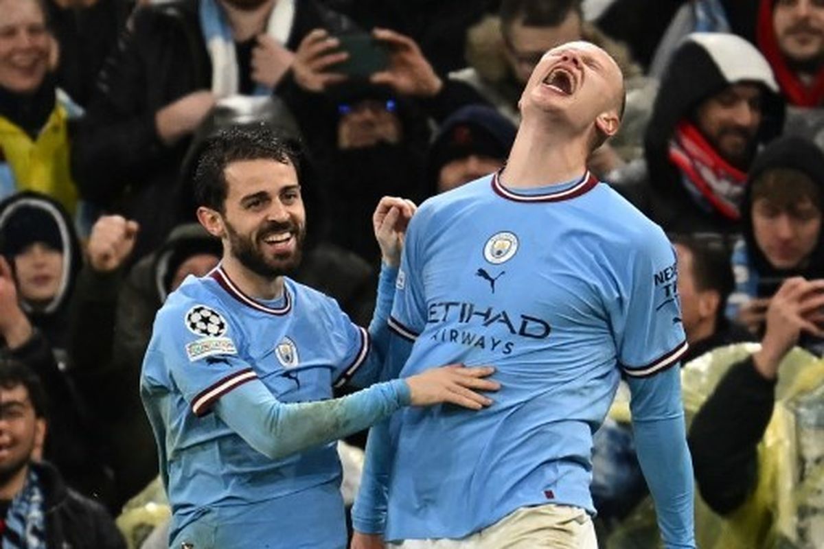Ekspresi striker Manchester City Erling Haaland (kanan) usai membobol gawang Bayern Muenchen pada laga leg pertama Liga Champions 2022-2023 di Stadion Etihad, Inggris, Rabu (12/4/2023) dini hari WIB. Menurut bek Inter Milan, Matteo Darmian, Manchester City bukan hanya soal Erling Haaland.