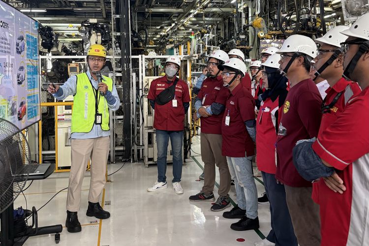 Daihatsu bawa komunitas lihat produksi mobil