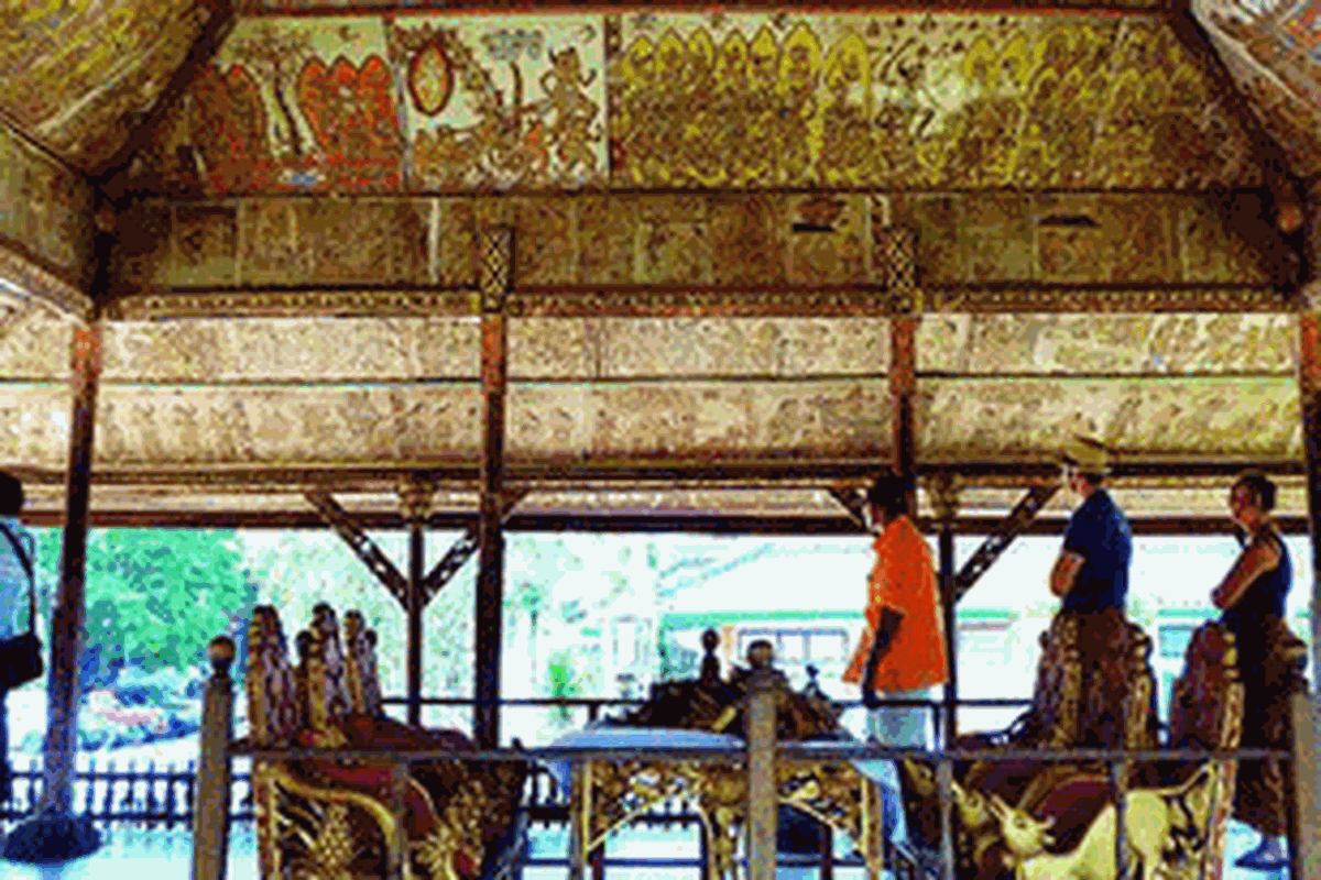 Beberapa wisatawan asing berkeliling melihat lukisan pewayangan Kamasan yang berada di langit-langit bale Kertha Gosa, Kabupaten Klungkung, Bali, awal September lalu. Kertha Gosa merupakan bangunan peninggalan kerajaan pada tahun 1622 caka. Bangunan ini dikenal sebagai tempat pengadilan adat dan agama.