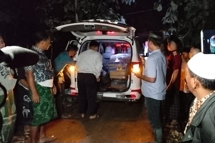 Jenazah Triyono (37) korban kelompok kriminal bersenjata (KKB) tiba di kediamannya di Desa Wates, Kecamatan Kedungjati, Kabupaten Grobogan, Jawa Tengah, Selasa (28/11/2023) malam.