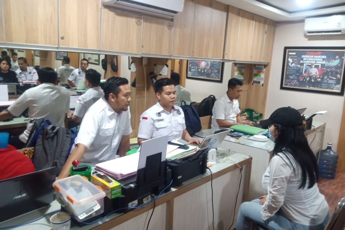FLO saat diperiksa oleh penyidik di Polres Metro Jakarta Barat, Kamis (13/2/2020)