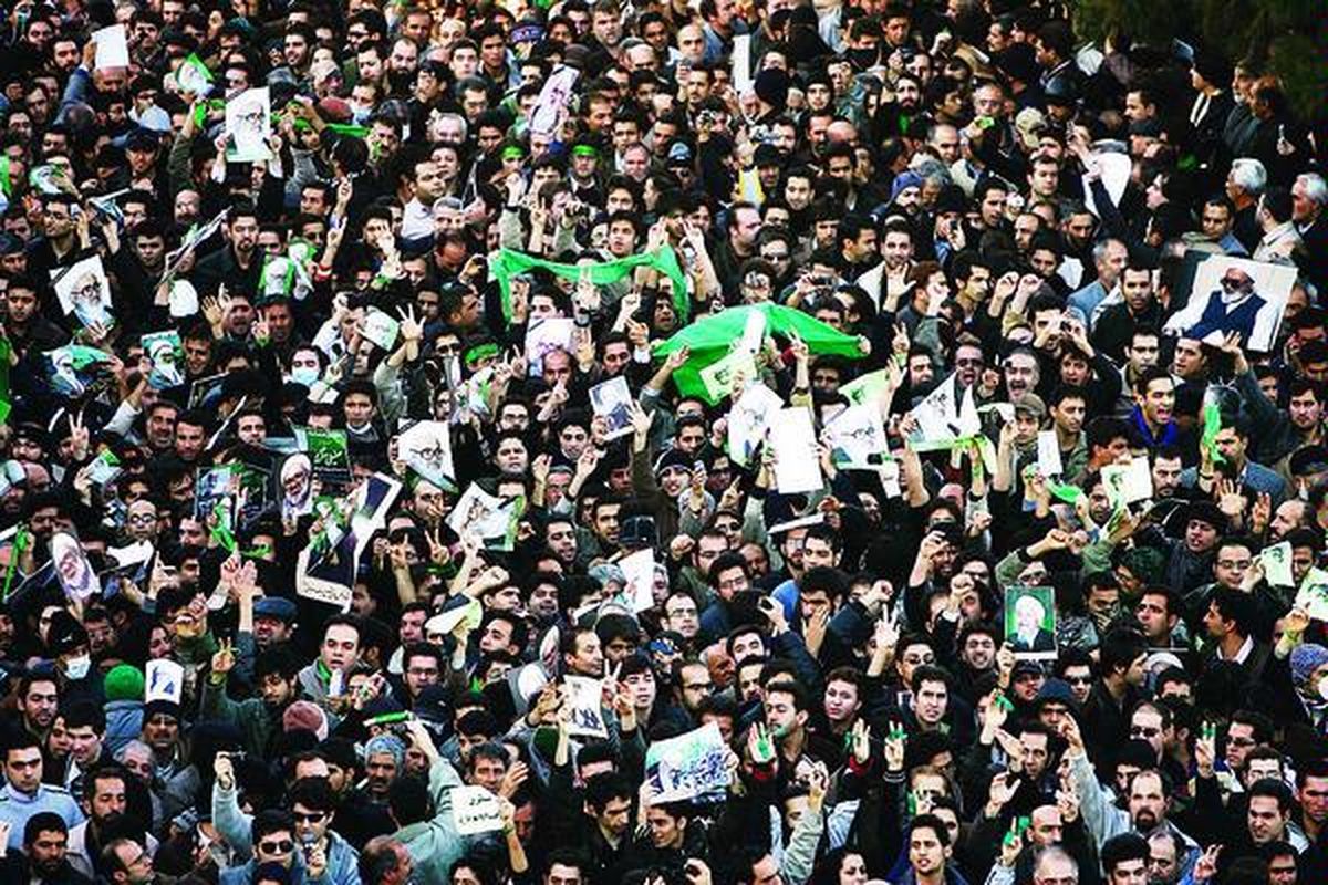 Massa proreformasi Iran menghadiri upacara pemakaman Ayatollah Hossein Ali Montazeri (87), ulama pembangkang yang dianggap sebagai bapak spiritual kaum reformis Iran. Hari Senin (21/12), Montazeri dimakamkan di kota suci Qom, sekitar 128 kilometer selatan ibu kota Teheran.