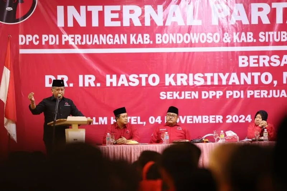 Foto: Sekjen PDIP Hasto Kristianto saat berada di Safari Politik dan Konsolidasi Pilkada 2024 di Kabupaten Bondowoso Jawa Timur pada Senin (4/11/2024).