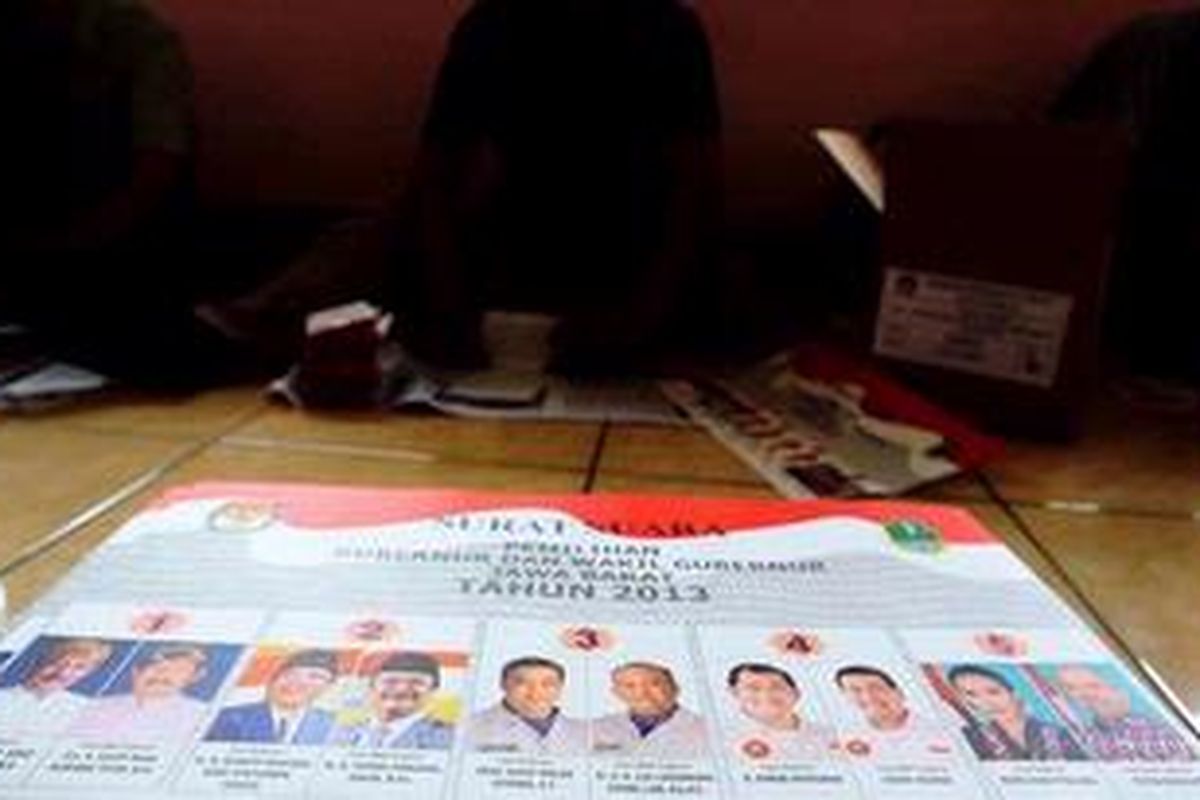 Beberapa orang melipat surat suara sekaligus menyortir yang sudah didistribusikan di Kantor Komisi Pemilihan Umum (KPU) Kota Cimahi, Jawa Barat, Senin (11/2/2013). KPU Kota Cimahi menerima 381.522 surat suara yang akan disebarkan ke seluruh TPS di wilayah tersebut saat pelakasanaan pencoblosan Pilkada Jabar 2013 pada 24 Februari 2013. KOMPAS/RONY ARIYANTO NUGROHO