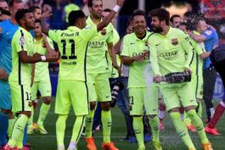 Para pemain Barcelona berpesta sampanye di Stadion Vicente Calderon, Minggu waktu setempat atau Senin (18/5/2015) dini hari.