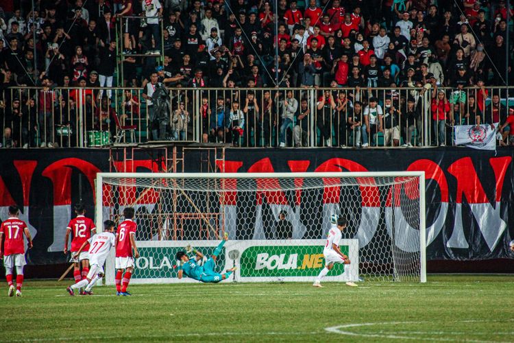 Timnas Vietnam U16 mencetak gol ke gawang Indonesia dari titik putih lewat sepakan Nguyen Cong pada menit ke-40 di Stadion Maguwoharjo, Sabtu (6/8/2022) malam WIB. Vietnam akan kembali menghadapi Indonesia pada laga final Piala AFF U16 2022, Jumat (12/8/2022).