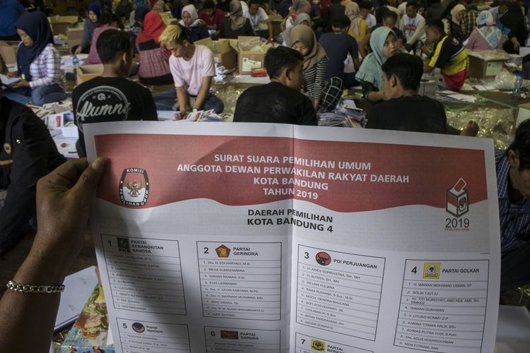 Sejumlah pekerja melakukan penyortiran dan pelipatan surat suara Pemilu 2019 di Gedung Serba Guna STT Mandala, Bandung, Jawa Barat, Senin (11/3/2019). Sedikitnya 600 tenaga kerja lepas dikerahkan KPU Kota Bandung untuk melakukan penyortiran dan pelipatan surat suara DPRD Kabupaten/Kota, DPRD Jawa Barat, DPR, DPD dan Pilpres Pemilu 2019 yang ditargetkan selesai dalam waktu 20 hari. ANTARA FOTO/Novrian Arbi/ama.